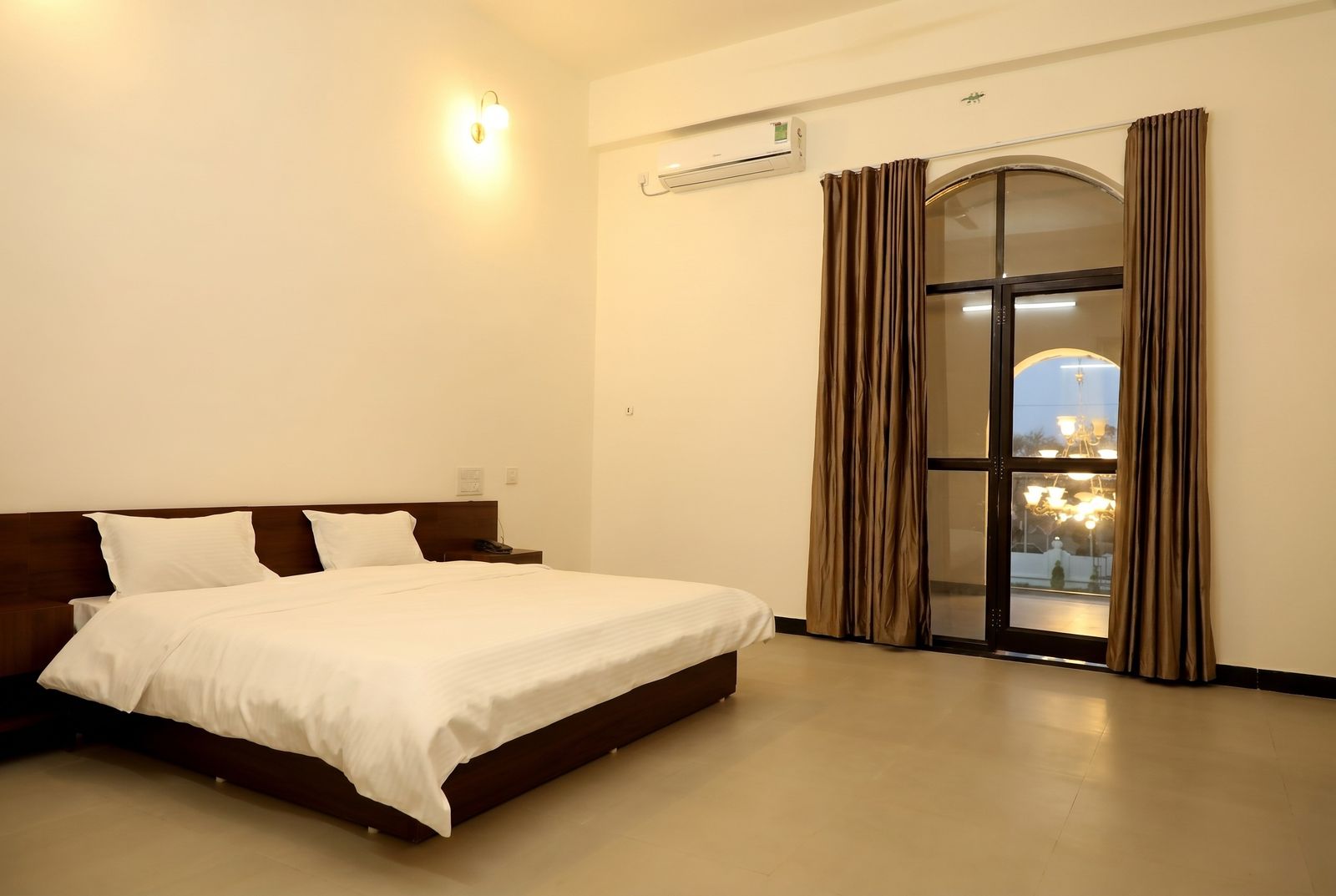 Private AC room for couples near Bhopal